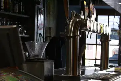 Salle intérieure de L'Univers Bar à Sedan - espace convivial